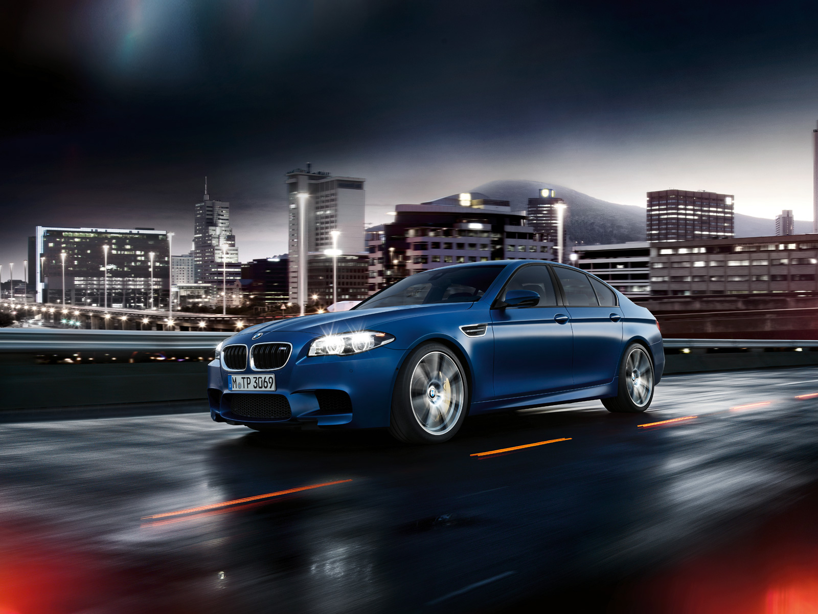 BMW_M5_Sedan_Wallpaper_1600x1200_06.jpg